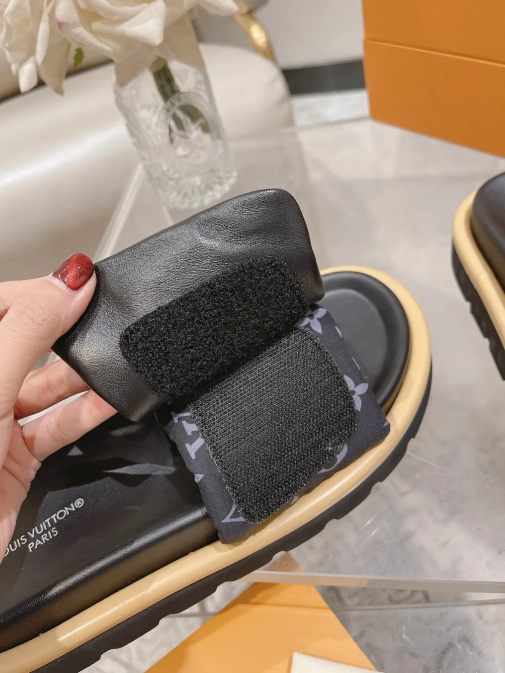 👟👟Ex-factory price 360👟👟 Lvjia brand | ²⁰²5 𝐬𝐬 💛2025 spring and summer latest popular Velcro series...Couple style thick-soled slippers, new rare products at the purchasing level💫 🍒This style is the favorite of celebrities🌟big internet celebrities. A simple and elegant sandal. A good style that you can't take your eyes off at a glance! The thick sole has the effect of increasing the height of the feet. It has the function of elongating the legs immediately. It is exquisite and low-key luxury✔️ No matter it is paired with skirts or trousers, it is super aura🛍 ━━━━━ ЅᏇєєt ━━━━━ ▪️Upper: LV old floral fabric ▪️Outsole: original molded outsole ▪️Shoe size: 35-45
